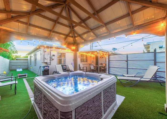 Mins From The Uofa & Downtown 4br 2ba Entire Holiday home *