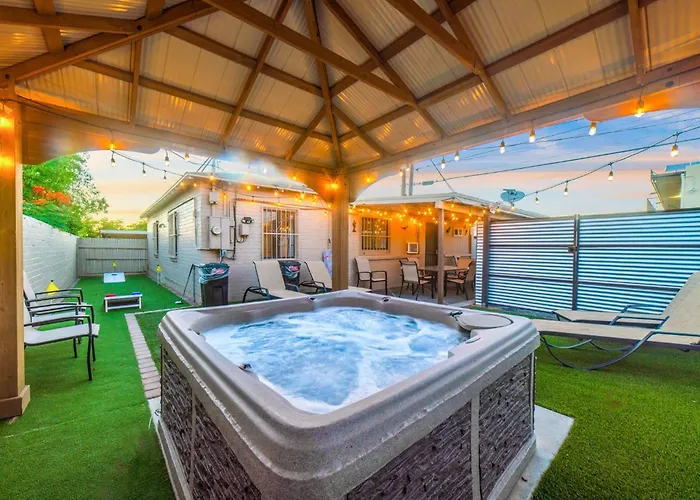 Holiday home Mins From The Uofa & Downtown 4br 2ba Entire *