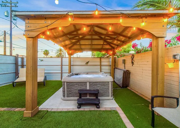 Holiday home Mins From The Uofa & Downtown 4br 2ba Entire