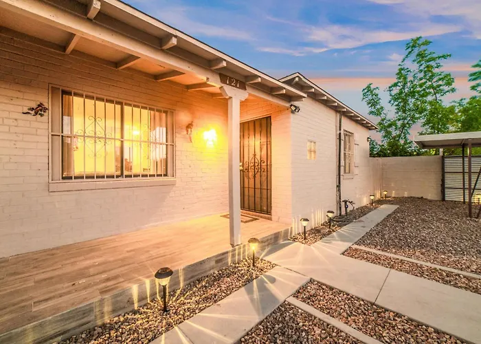 Mins From The Uofa & Downtown 4br 2ba Entire Holiday home *