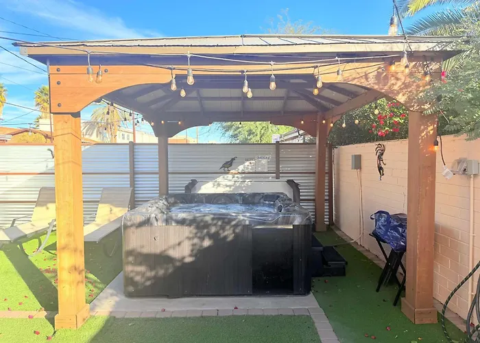Holiday home Mins From The Uofa & Downtown 4br 2ba Entire