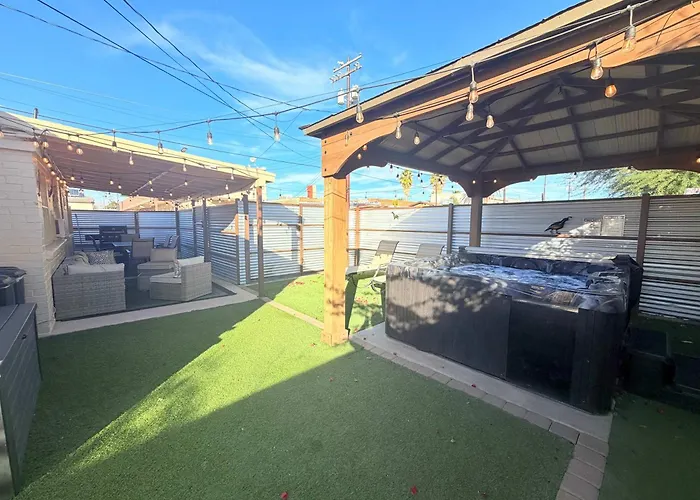 Holiday home Mins From The Uofa & Downtown 4br 2ba Entire *