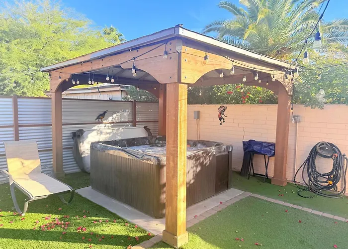 Mins From The Uofa & Downtown 4br 2ba Entire Holiday home *